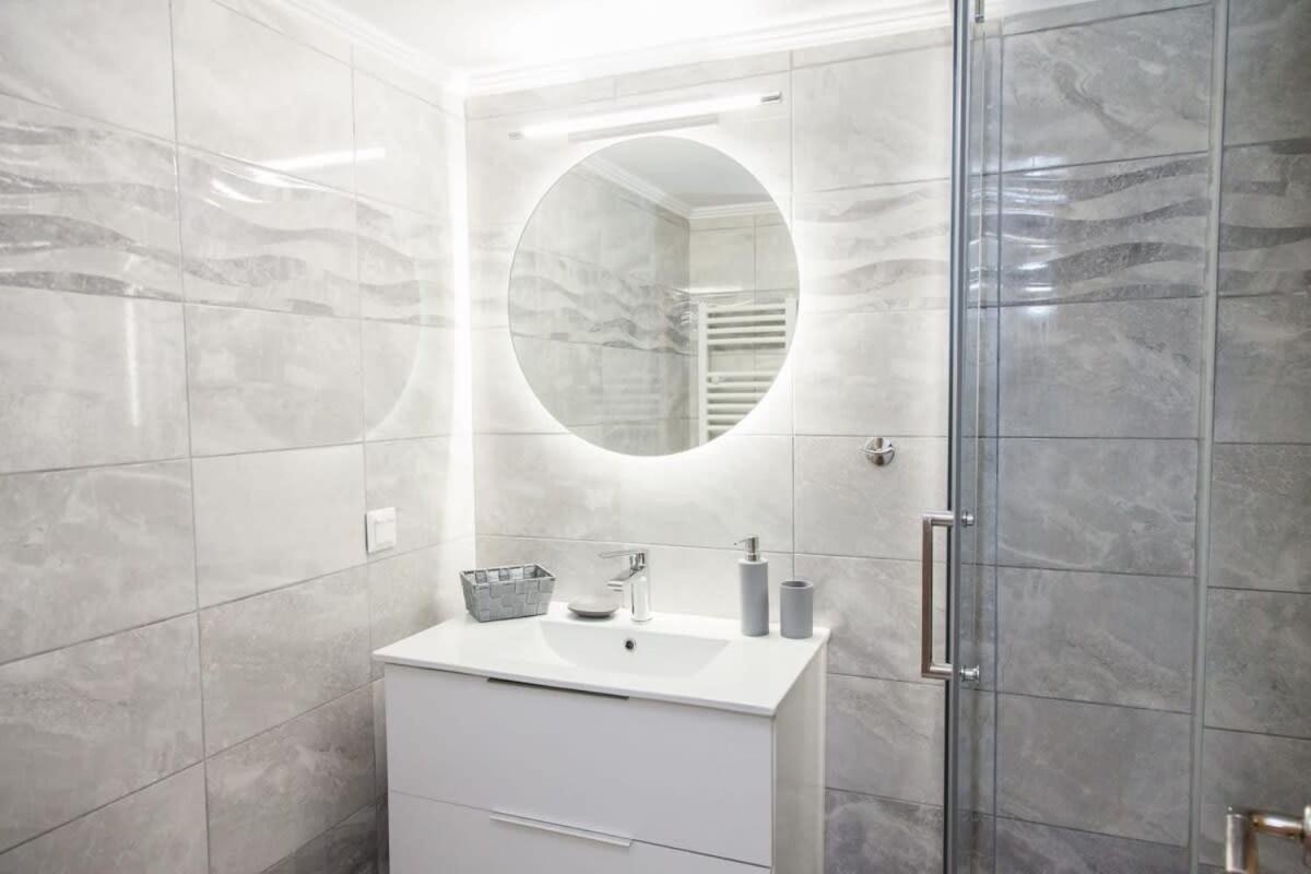 Beautiful New Apartment In Petralona Atenas Exterior foto