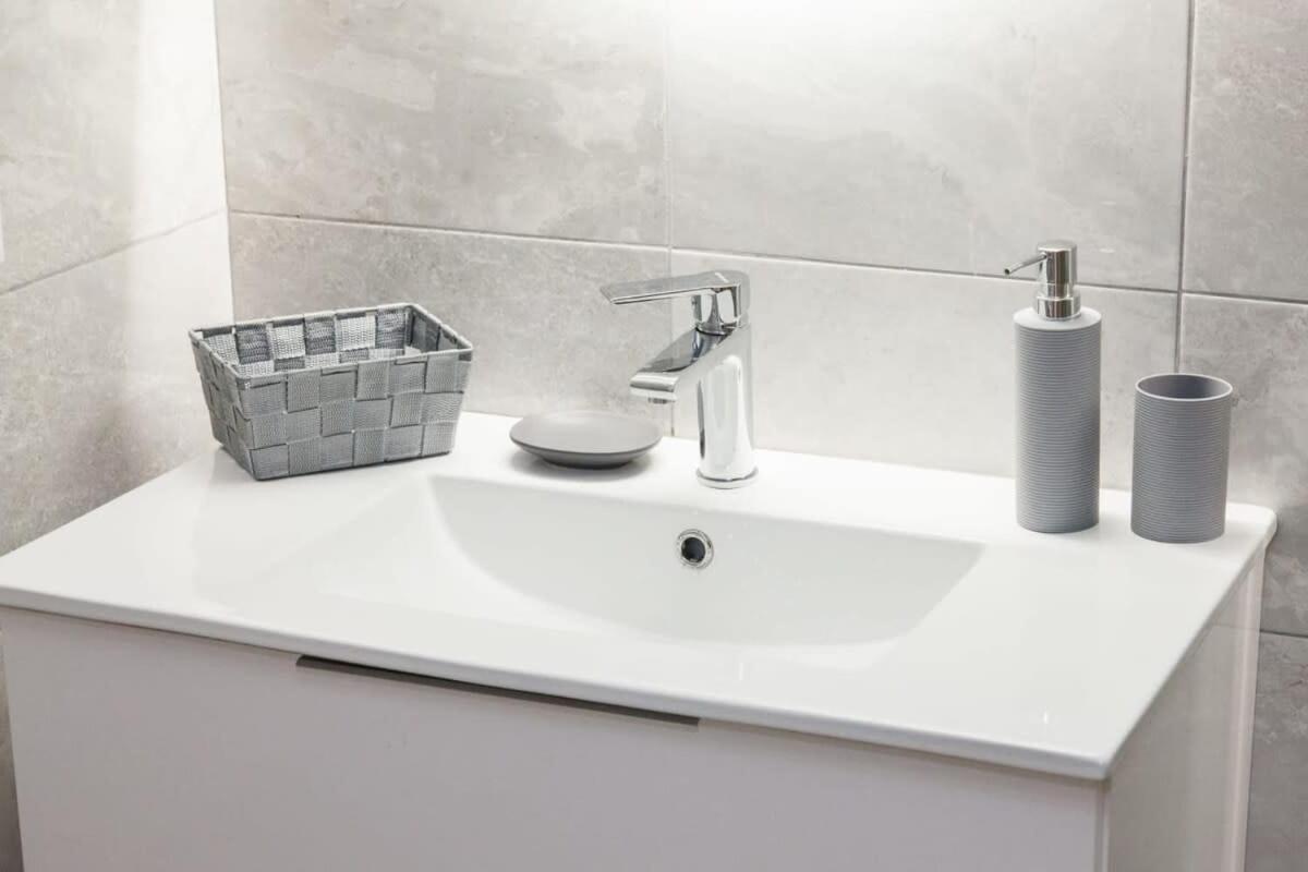 Beautiful New Apartment In Petralona Atenas Exterior foto